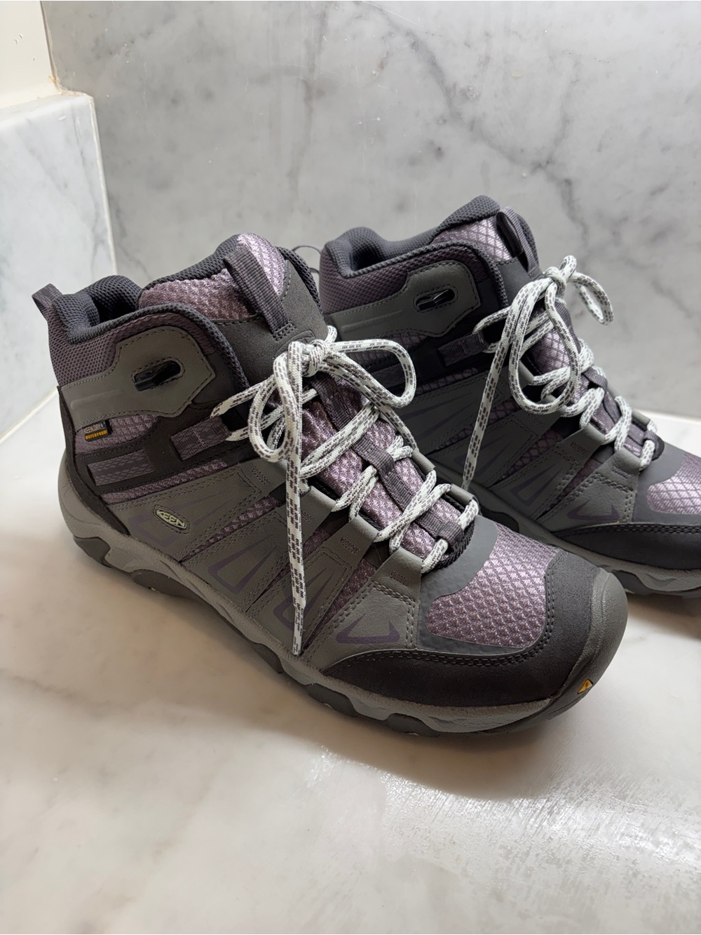 KEEN Women's Oakridge Waterproof Mid hiking boots in gray and purple size 10